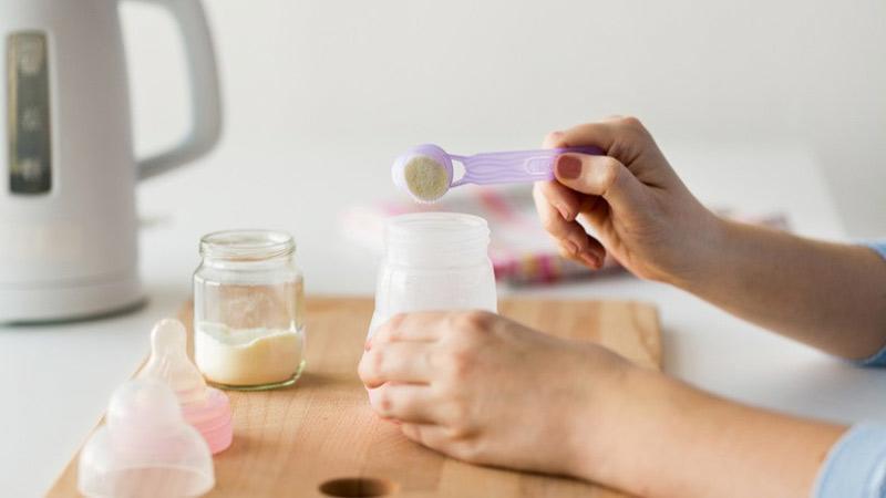 5 Sai lầm mẹ hay mắc phải khi pha Sữa Công Thức khiến con chậm lớn